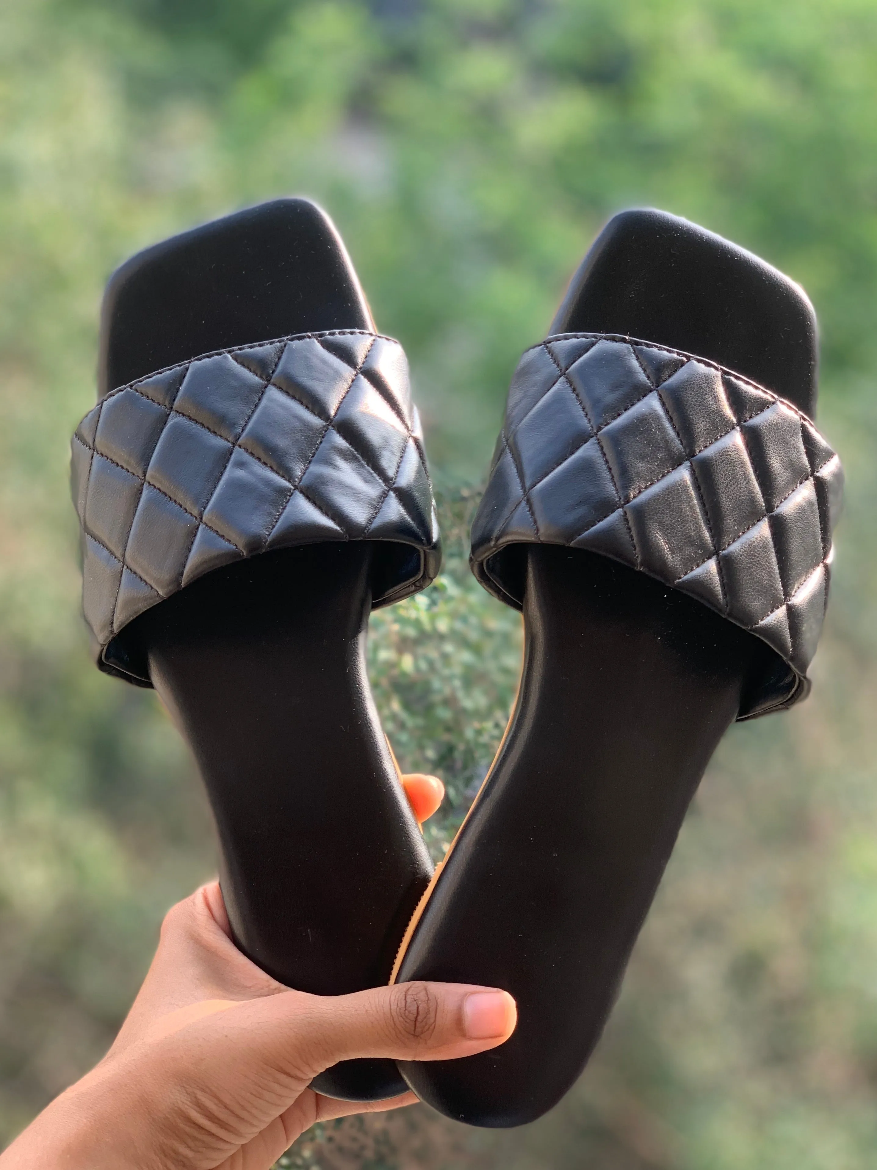 Black cushioned Sliders